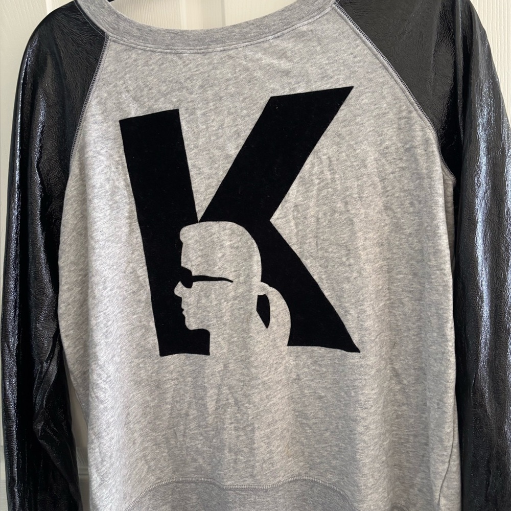 Gray Sweatshirt with Black Graphic and Sleeves